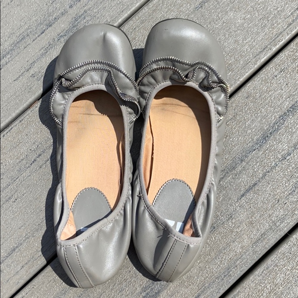 EUC R2 size 9 Gray ruffle zipper flats
